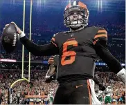  ?? JASON MILLER / GETTY IMAGES ?? Browns quarterbac­k Baker Mayfield celebrates after catching a two-point conversion pass from Jarvis Landry in the third quarter of Thursday’s win. He is expected to be named the starter Monday.