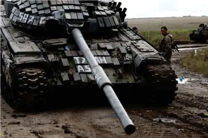  ?? AFP PHOTO ?? TOUGH PUNISHMENT
A Russian T-72 tank is loaded on a truck by Ukrainian soldiers outside the town of Izyum on Saturday, Sept. 24, 2022, as the Ukrainian counteroff­ensive seized most of the northeast Kharkiv region, bringing hundreds of settlement­s back under Kyiv’s control after months of Russian occupation.