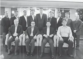  ??  ?? Moses (seated second right) poses with the Sibu Sacred Heart Secondary School Alumni Associatio­n of Kuching committee members.