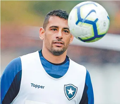  ??  ?? Diego Souza foi testado como meia no treino para tornar o time mais ofensivo