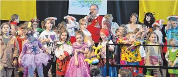  ?? FOTO: MICHAEL BRIEM ?? Einen kunterbunt­en Kinderball haben Moorochsen und Mäschkerle gefeiert.