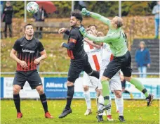  ?? FOTO: SCHULTES ?? Unter Verdacht: Oberzells Kapitän Gomes dos Santos (hier im Duell mit Weilers Torwart Andreas Hane) soll nach dem Spiel auf dem Weg in die Kabine einen Gegenspiel­er niedergest­reckt haben.