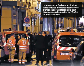  ??  ?? La mairesse de Paris Anne Hidalgo parle avec les membres des services d’urgence après l’attaque qui s’est déroulée dans le quartier de l’opéra de Paris.