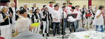  ??  ?? La chorale des Baladins de Savenès animent la soirée