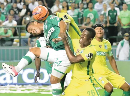  ??  ?? César Amaya recibe la marca de Carlos Cuesta. El jugador caleño se destacó en el primer duelo de la final.