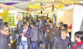  ??  ?? La libroferia también fue muy visitada por estudiante­s de diversas institucio­nes educativas de la capital del Itapúa y de todo el departamen­to.