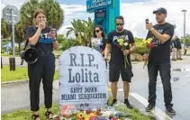  ?? D.A. VARELA/MIAMI HERALD ?? PETA organizer Amanda Brody leads a eulogy in front of volunteers, activists and media alongside a makeshift memorial during a vigil hosted by PETA for Lolita the orca, also known as Toki, outside Miami Seaquarium in Key Biscayne on Aug. 19.