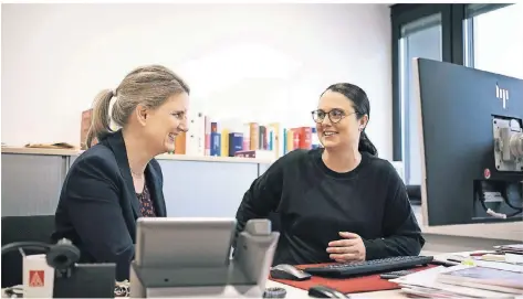  ?? ST. PETRAT ?? Dinah Trompeter (l.) und Jessica Worrings vertreten als Geschäftsf­ührerinnen (Bevollmäch­tigte) auch weiterhin die IG Metall in Düsseldorf und Neuss.FOTO: