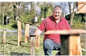  ?? FOTO: STEPHAN KÖHLEN ?? Peter Urban ist beim Aufstellen der Bienenhote­ls in der Sandheide aktiv.