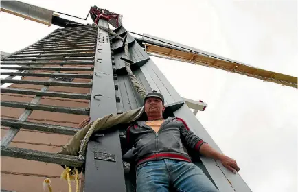  ?? PHOTO: KAROLINE TUCKEY/STUFF ?? Miller Brent Clark at the De Molen windmill, shortly after one of the blades began to disintegra­te in 2014.