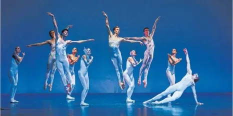  ?? FOTO: THOMAS SIEDLER ?? Das Gastspiel des Stuttgarte­r Balletts in Aalen setzt immer wieder ein kulturelle­s Glanzlicht.