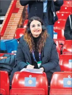  ??  ?? Cristina Bea, en el inalámbric­o durante un partido del Valencia.
