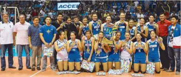  ??  ?? Members of the triumphant Ateneo Lady Eagles, headed by coach Roger Gorayeb, show their trophy and medals after nipping the UST Tigresses in a pulsating five-set sudden death to retain the crown in the first conference of the Shakey’s V-League...