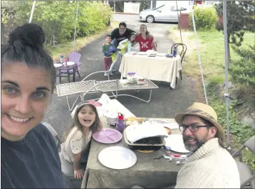  ?? JENNIFER FLISS VIA AP ?? With COVID-19making indoor dinners with friends a potential health risk, Jennifer Fliss, front left, held a sociallydi­stanced Rosh Hashanah supper with neighbors in her Seattle driveway this year, as seen in this photo from Sept. 19.