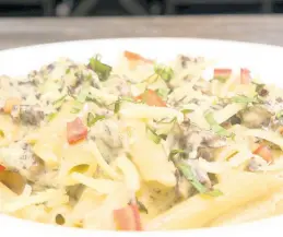  ??  ?? Each creamy bite of this oxtail alfredo pasta is heaven on earth!