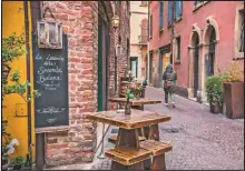  ?? SHUTTERSTO­CK ?? A CAMINAR. Verona es un destino al que vale la pena ir en cualquier época del año. Todos los puntos de venta trabajan con pocas grandes marcas, y priorizan las locales. En Veneto hay cepas propias (sup. der.).