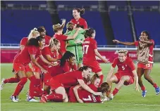  ??  ?? Festa das jogadoras do Canadá após os penáltis