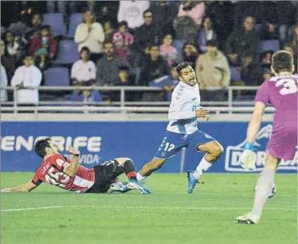  ?? FOTO: EFE ?? Penalti en Tenerife
Lekue derriba dentro del área a Nahuel en la prórroga, en la jugada que terminó en pena máxima