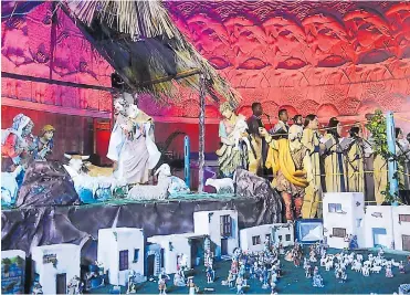  ?? FOTOS HAROLD PÉREZ ?? El Coro Arquidioce­sano, que aparece al fondo, presentó el jueves en la Catedral María Reina el espectácul­o ‘Navidad en el Caribe’, en el que entonaron varios clásicos navideños para el deleite del público.