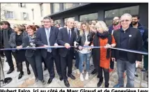  ??  ?? Hubert Falco, ici au côté de Marc Giraud et de Geneviève Levy (à gauche), a laissé le soin à une étudiante des Beaux-Arts de couper le ruban officiel.