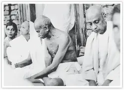  ??  ?? Gandhi with Kasturba and Sardar Vallabhbha­i Patel at a prayer meeting, Gujarat, 1940s.
DINODIA PHOTOS / ALAMY STOCK PHOTO