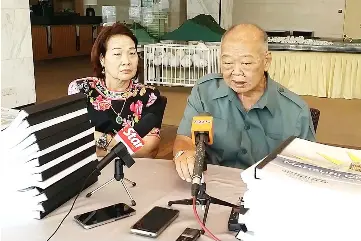  ??  ?? Ting and his wife Puan Sri Wong Sui Chuo at the press conference, where he shows to the reporters documents on the proposed multibilli­on Langkawi project.