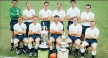  ??  ?? CAMPEÓN. El Tottenham que se proclamó ganador de la liga inglesa en la temporada 1960-61.