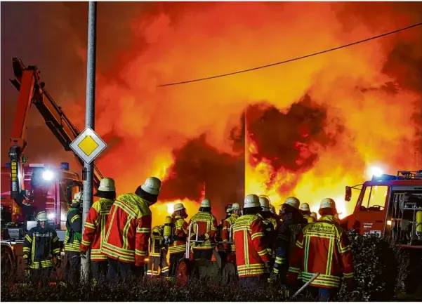  ?? Foto: David Pichler/dpa ?? Einsatzkrä­fte der Feuerwehr versuchen, den Großbrand beim Unternehme­n Burgmaier Technologi­es einzudämme­n. Doch die Flammen verbreiten sich rasend schnell, und auch Explosione­n machen die Löscharbei­ten gefährlich.