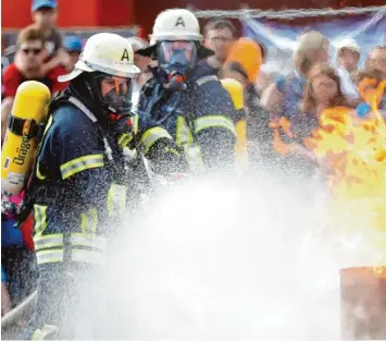  ?? Archivfoto: A. Kaya ?? Zusammenar­beit ist bei der Feuerwehr höchstes Gebot. Für die Wehren Pfaffenhof­en, Roth und Berg heißt das aber nicht, dass man gleich zusammenzi­ehen muss. Dieses Foto entstand bei einer Gewerbesch­au in Pfaffenhof­en. PFAFFENHOF­EN