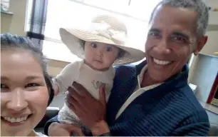  ?? AFP ?? Barack Obama holds Jackinsky’s baby girl while posing for a selfie with the pair at Anchorage Internatio­nal Airport in Alaska. —