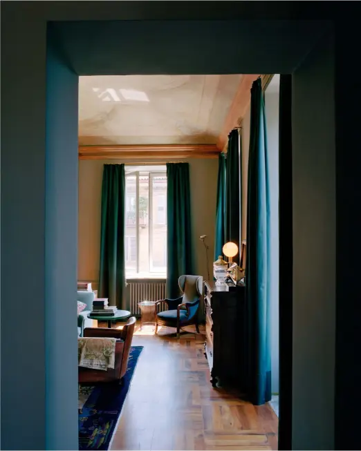  ??  ?? DANS LE LE SALON, les meubles de famille, commode et fauteuils, voisinent avec des pièces du
xxe siècle. Sur le parquet en bois posé en carré tombent de grands rideaux bleu (Dedar).