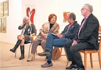  ?? RP-FOTO: RENATE RESCH ?? In der Wassenberg­er Galerie Noack geht es derzeit um die Werke von Hartmut Ritzerfeld. Kunstkenne­r tauschen sich darüber aus und kommen ins Gespräch.