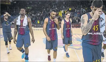  ?? FOTO: PERE PUNTÍ ?? Los jugadores del Barça se retiran decepciona­dos tras una derrota en el Palau en un partido de la presente Euroliga