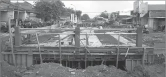  ??  ?? ARYA D./JAWA POS MENUNGGU TUNTAS: Pembanguna­n jembatan di jalan kembar Wiyung terus dituntaska­n.