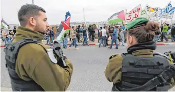  ?? FOTO: DPA ?? Großer Sicherheit­saufwand beim sogenannte­n israelisch-palästinen­sischen Friedensma­rsch Mitte Dezember in der Nähe von Bethlehem.