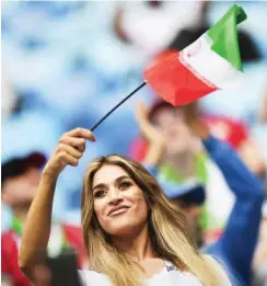  ?? Foto: imago/Fabio Ferrari ?? Schon bei der Männer-WM im Sommer in Russland ein beliebtes Bildmotiv: Iranerinne­n als Fans ihrer Mannschaft im Stadion