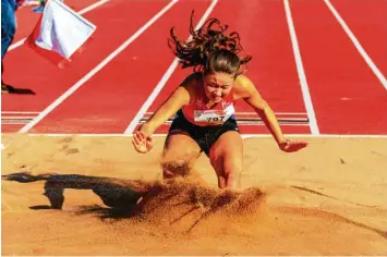  ?? Foto: Martin Schiessl ?? Große Sprünge statt kleine Hüpfer sollen Kinder und Jugendlich­e auch während der Corona‰Krise machen dürfen. Bayerische Sportverbä­nde fordern die Kommunen auf, ihre Anlagen für den Schulsport offen zu halten.