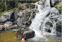  ?? JHONNY CRESPO / EXPRESO ?? Baño. Las aguas que caen desde unos 15 metros relajan a los turistas.