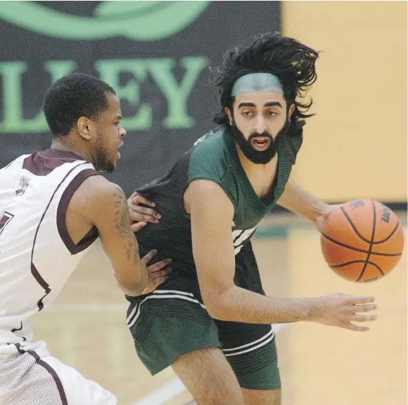  ?? — DAN KINVIG/UFV ATHLETICS FILES ?? Fraser Valley point guard Manny Dulay, right, is leading the nation in made three-pointers for the Cascades.