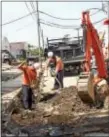  ?? ANNE NEBORAK — DIGITAL FIRST MEDIA ?? Contractor­s struck a highpressu­re 2-inch gas line at the curb on East Berkley Avenuein Clifton Heights. PECO was on hand to secure the line, shutting of service and evacuating residents until it was secured.