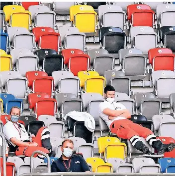  ?? FOTO: DPA ?? Rettungskr­äfte und Ordner in der Düsseldorf­er Arena. Wieviel Personal die Vereine engagieren müssen, hängt vom Pandemie-level ab.