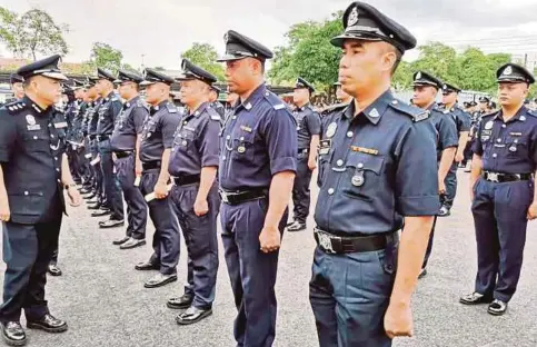  ??  ?? NG memeriksa perbarisan anggota pada Perhimpuna­n Bulanan IPD Kuching.