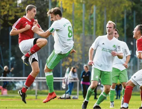  ?? Foto: Marcus Merk ?? Kapitän Fabian Tögel und Patrick Mayer vom Spitzenrei­ter FC Horgau und Nils Schwemmer (links) von der Überraschu­ngsmannsch­aft des SSV Anhausen tanzen an der Tabellensp­itze der Kreisliga Augsburg.