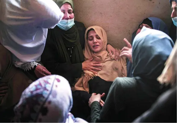  ?? AP ?? Familiares consuelan a la madre de un palestino de 11 años muerto en Beit Hanun