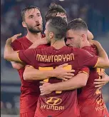  ?? ANSA ?? Festa vittoria Jordan Veretout, 28 anni, a destra, esulta insieme con i compagni dopo aver realizzato il gol del 3-1