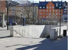  ??  ?? STÄNGS. Rampen ner till gångtunnel­n ersätts av en trappa.