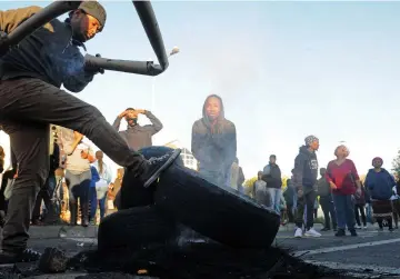  ?? PICTURE: TRACEY ADAMS/AFRICAN NEWS AGENCY (ANA) ?? BURNING RESENTMENT: Westlake protests started before sunrise yesterday. Tyres were set alight on the corner of Westlake Drive and Steenberg Road.