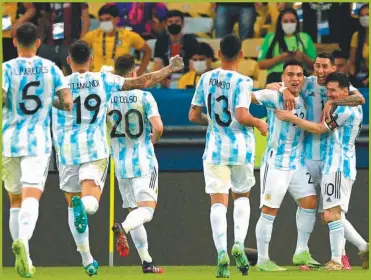  ?? AFP ?? TODOS LOS BRAZOS, TODOS. Di María, el héroe del Maracaná, recibe el saludo de un equipo que rompió una racha de 28 años sin festejar un título. Los pocos hinchas argentinos que pudieron entrar al estadio, espectador­es privilegia­dos de una final histórica.