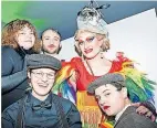  ?? [ Imago ] ?? Künstler des Circus Pikard eröffneten den Wiener Regenbogen­ball.