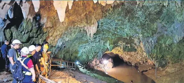  ??  ?? Miembros de los servicios de rescate tailandese­s inspeccion­aron el 29 de junio la cueva Tham Luang, en la provincia de Chiang Rai, en la que 13 personas, incluidos 12 menores, desapareci­eron hace 9 días.